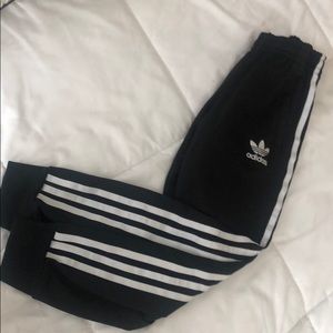 Adidas jogger kids size 9/10